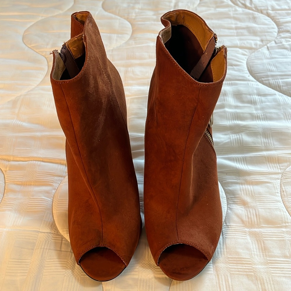 NWOT Ladies sz 10, vegan suede open toe high heel booties with brass zipper+pull